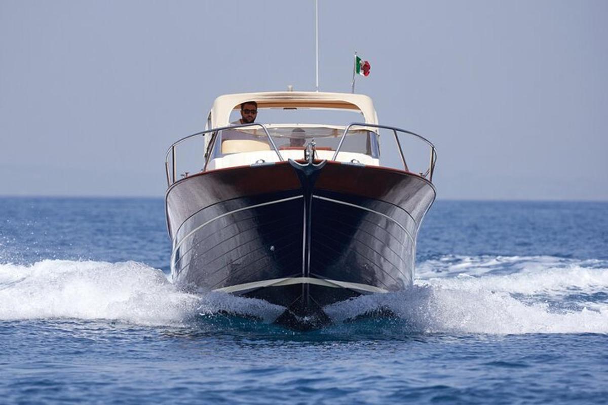 una barca bianca e nera nell'acqua