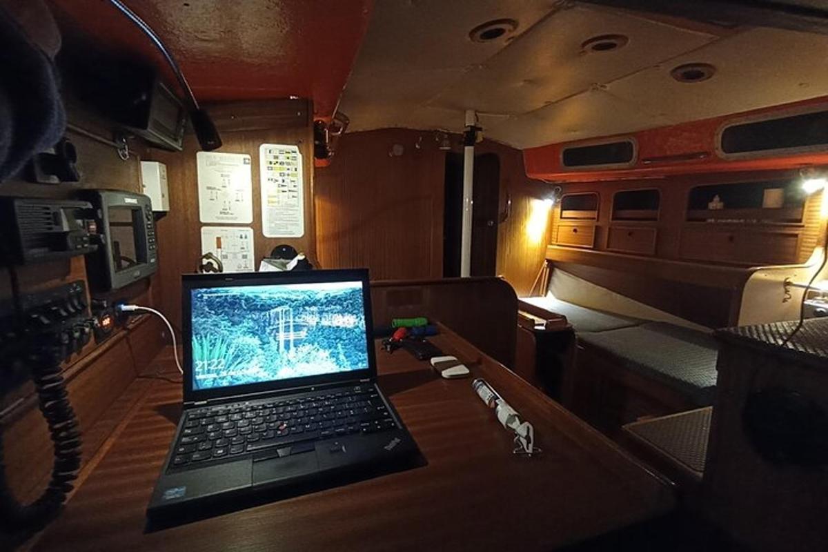 egy laptop egy asztalon egy szobában