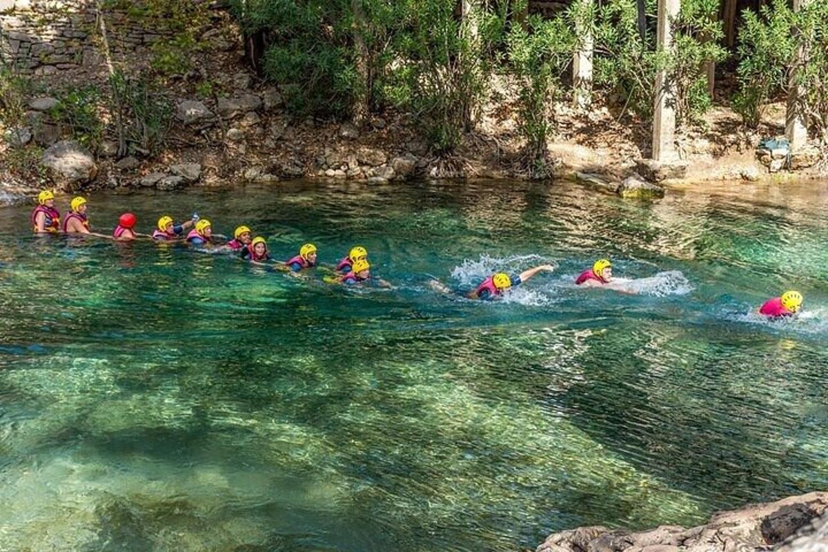 un gruppo di persone in acqua su un fiume