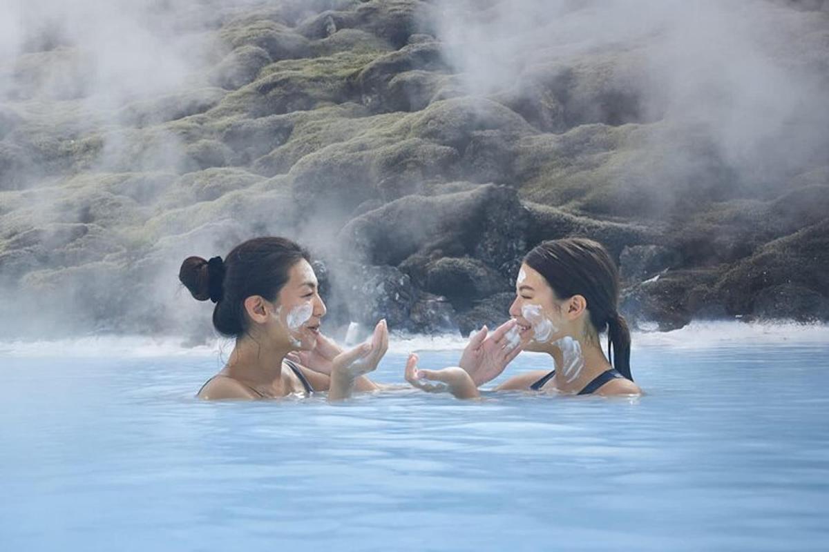 Dos mujeres están en el agua en las aguas termales.