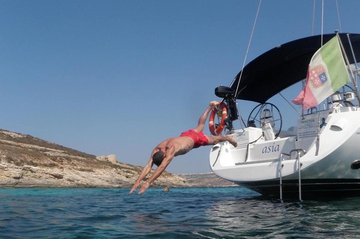 ein Mann springt von einem Boot im Wasser