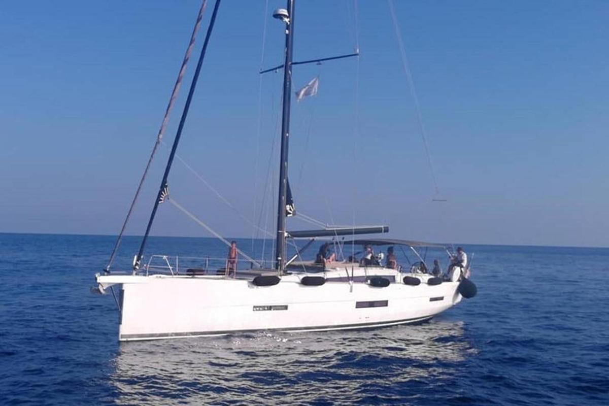 biela plachetnica v oceáne na vode