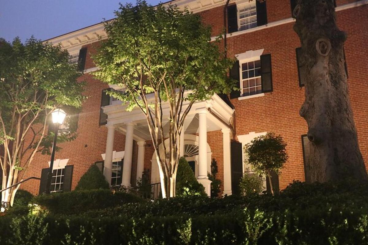 un edifici de maó vermell amb un arbre al davant