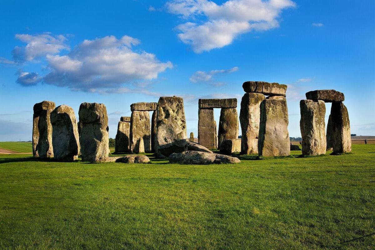 un'immagine di un antico monumento in un campo