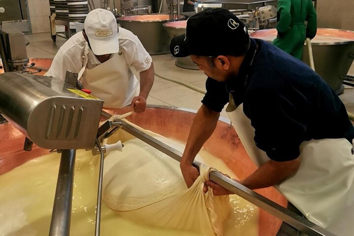 dua orang di dapur sedang menyiapkan makanan di dapur