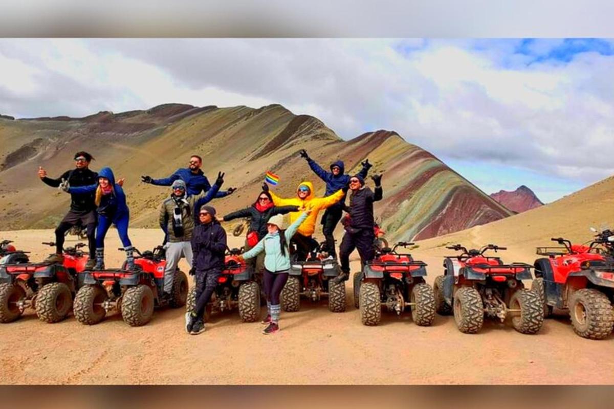 砂漠でATVに乗った人々のグループ