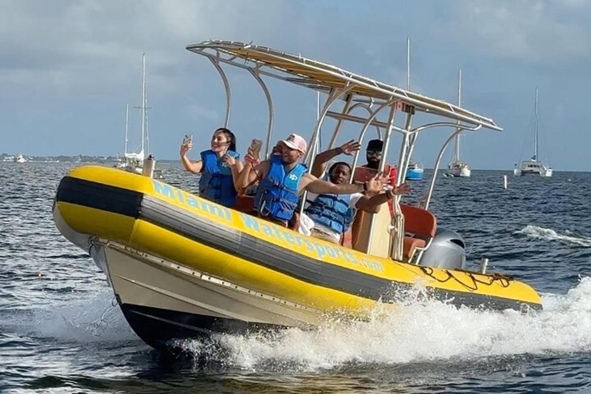 un grup de persones en un vaixell a l'aigua