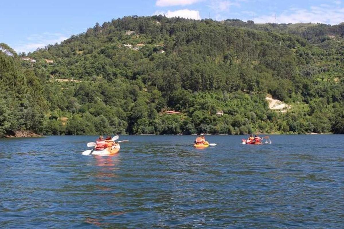 um grupo de pessoas em caiaques em um lago