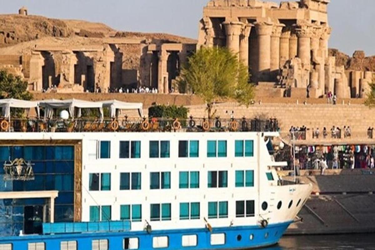 قارب في الماء أمام مبنى