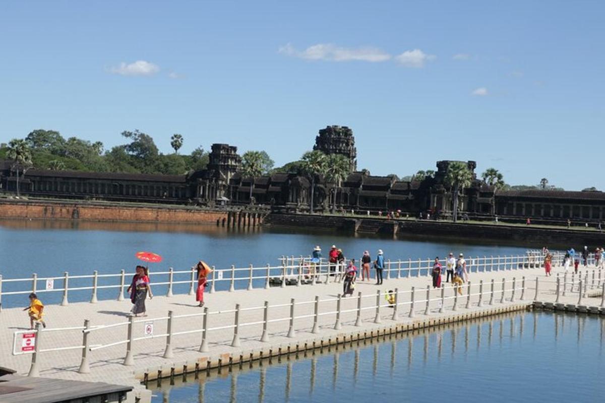 sekelompok orang berjalan di dermaga dekat air
