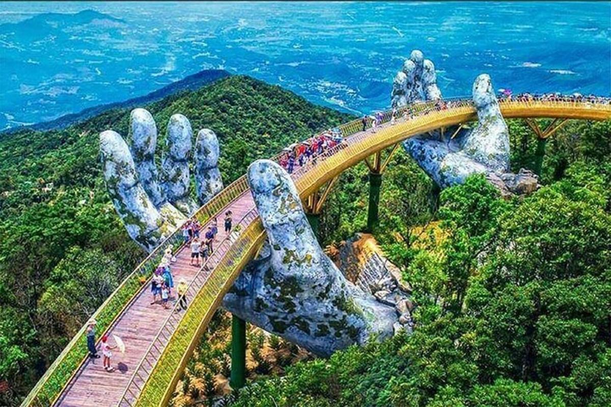 산 속 다리 위에 있는 사람들의 무리