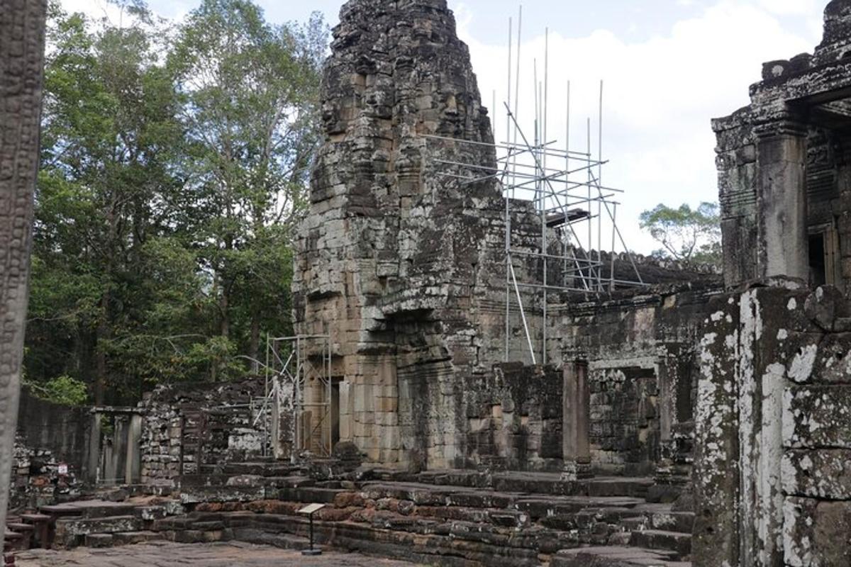 sebuah bangunan batu tua dengan perancah di atasnya