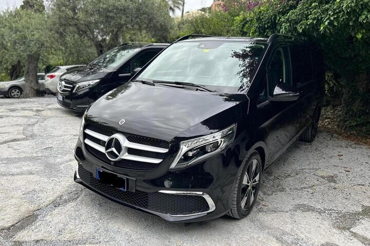un'auto Mercedes Benz parcheggiata in un parcheggio