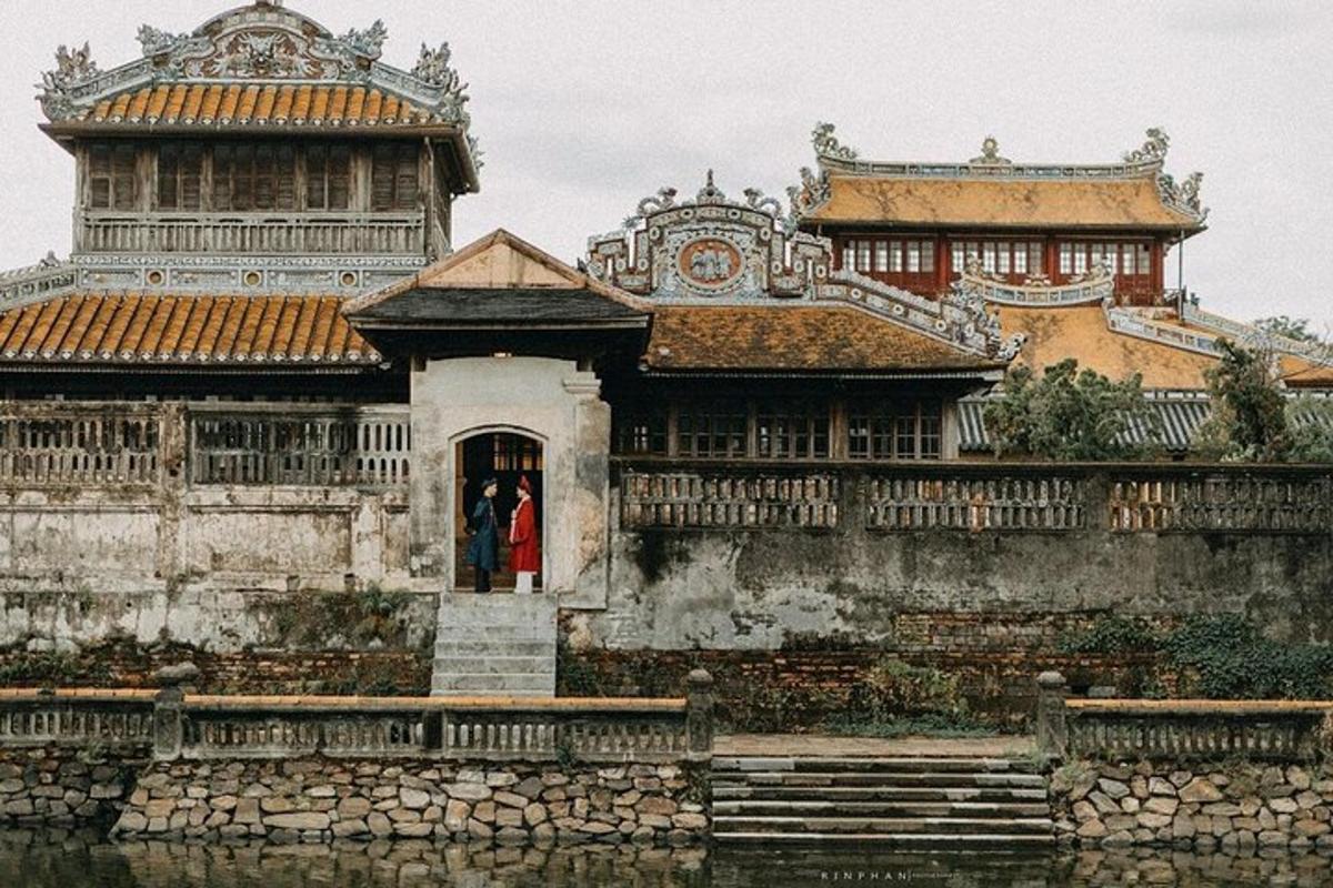hai người đứng ở cửa ra vào của một tòa nhà
