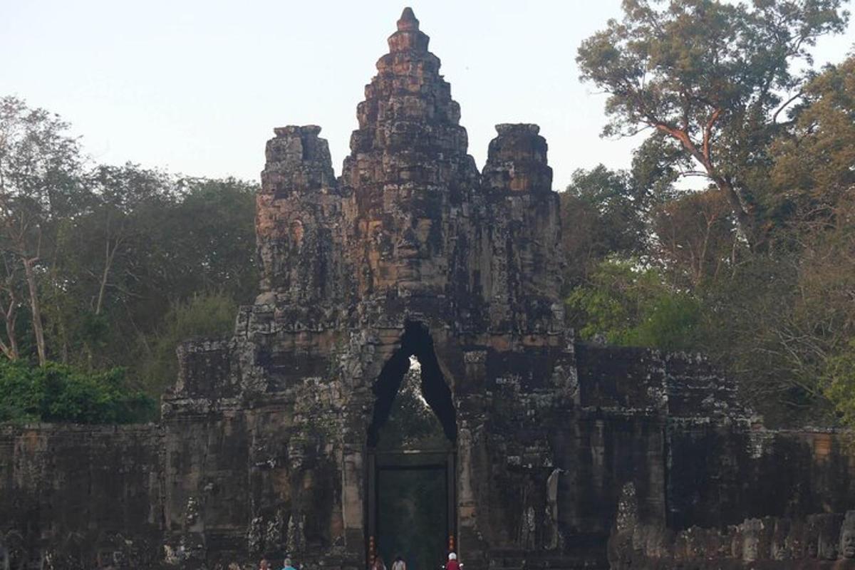 một tòa nhà đá lớn trước một khu rừng