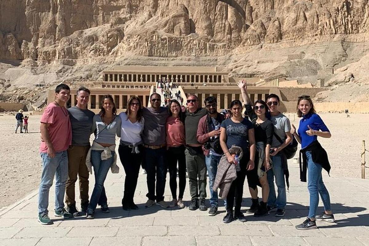 un gruppo di persone in posa per una foto al thearaoh