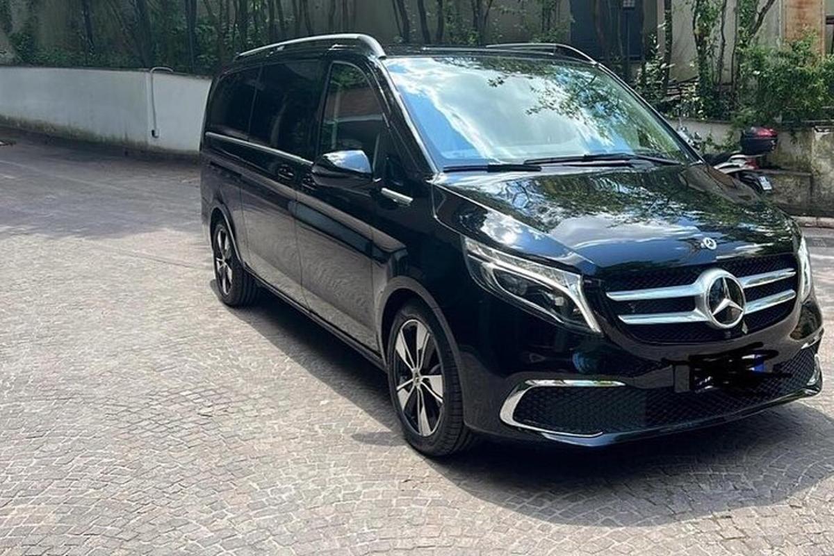 must auto pargitud telliskivitänavale