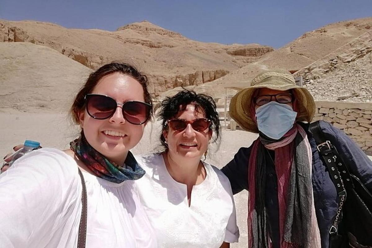due donne e un uomo che indossano una mascherina