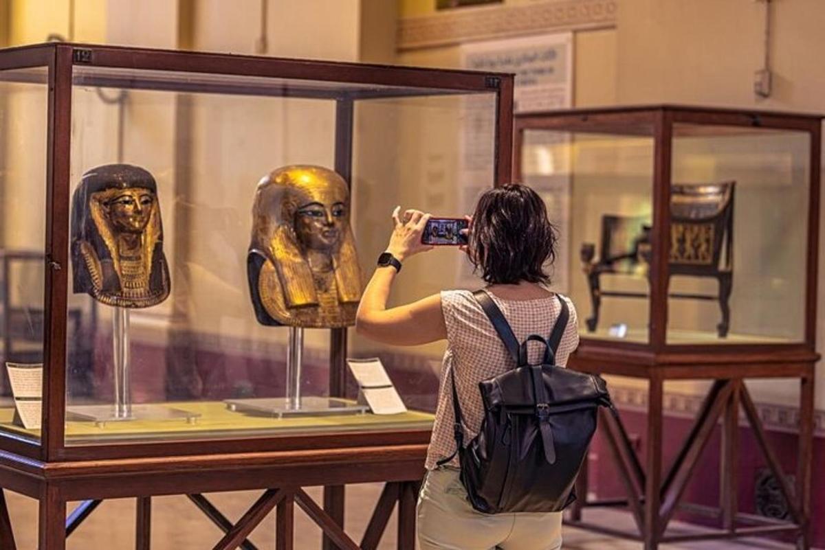 una donna che scatta una foto di reperti in un museo