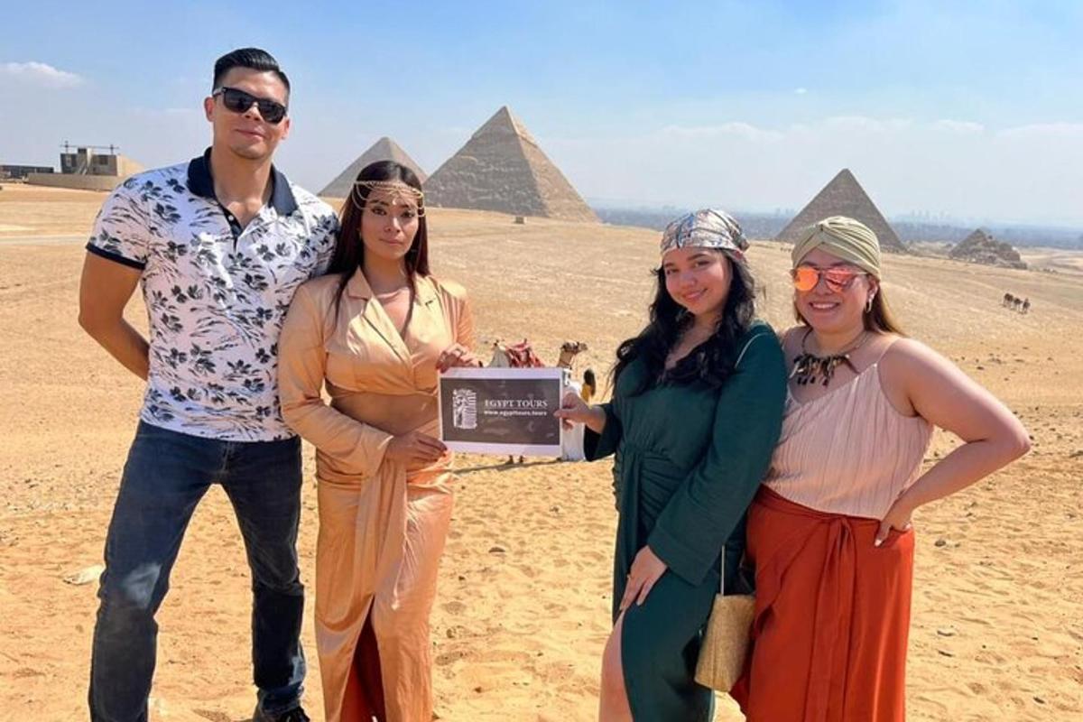 skupina ľudí stojaca pred pyramídami
