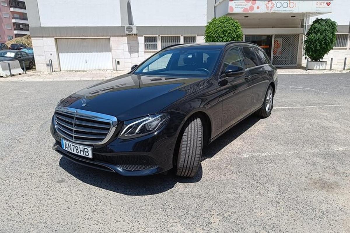černé auto zaparkované na parkovišti