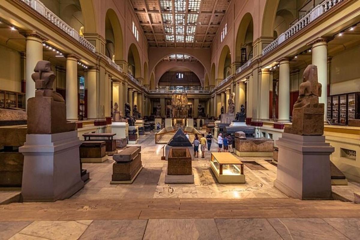 un grande museo con statue esposte in un edificio