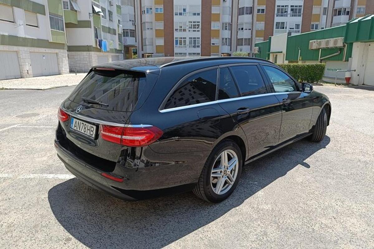 modré auto zaparkované na parkovišti