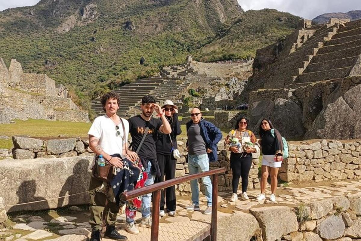 skupina lidí stojící na troskách pyramidy