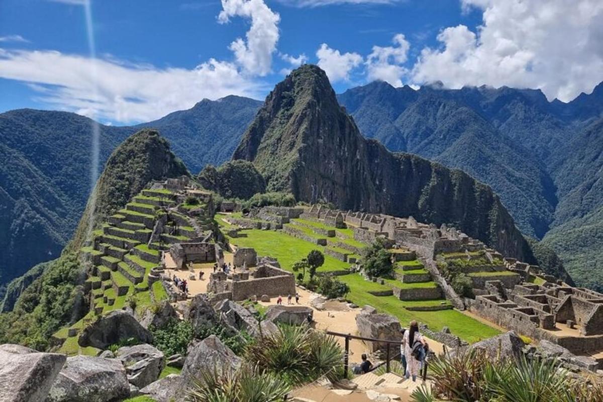 näkymä machu picchulle, taustalla vuoret