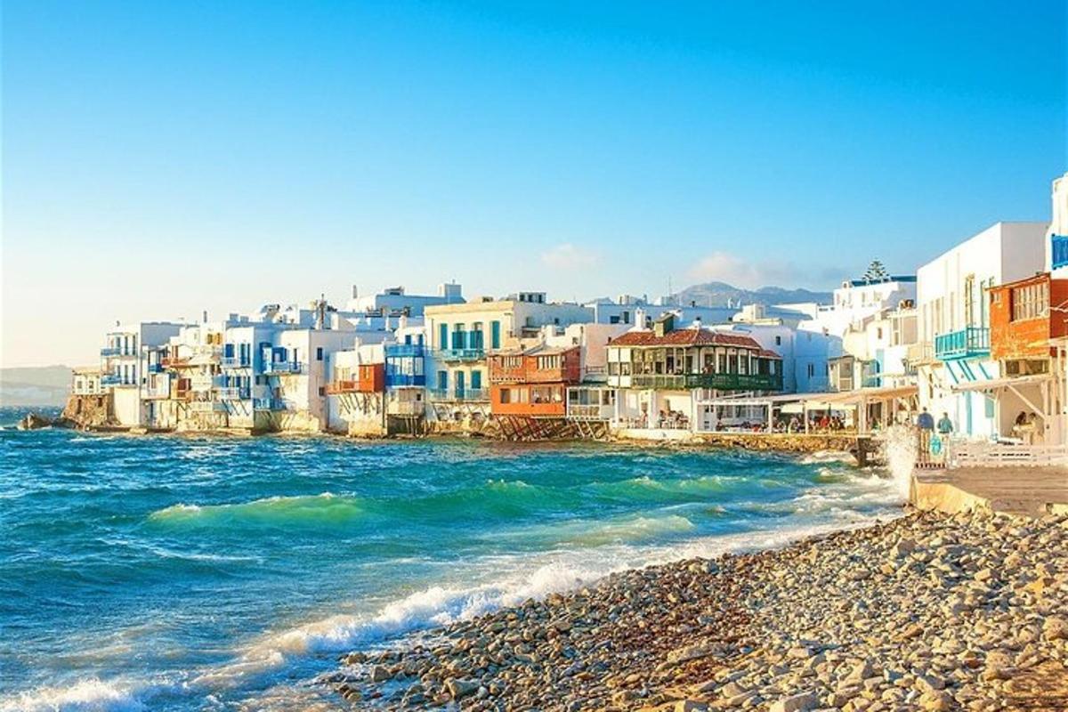skupina stavb na plaži ob vodi