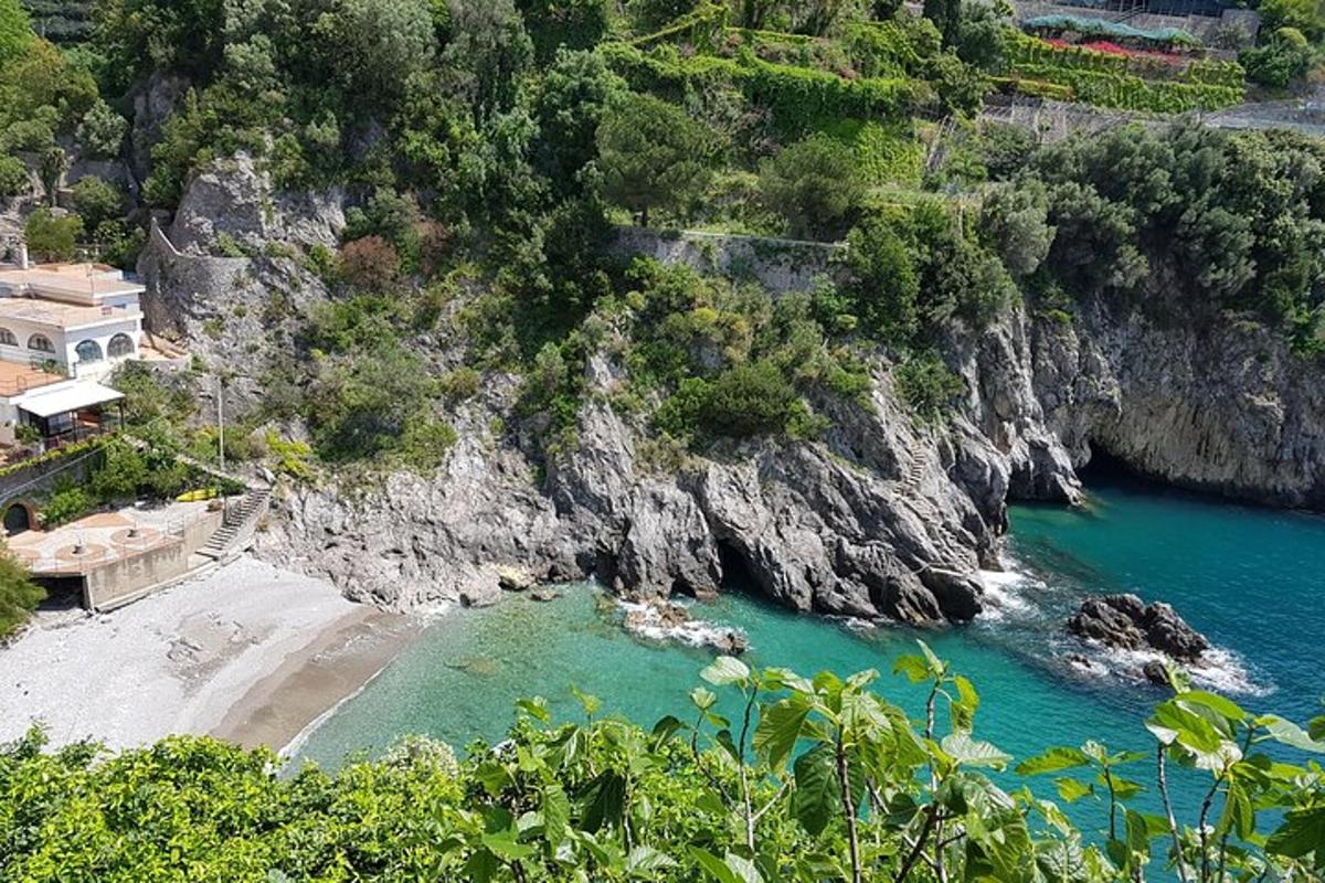 pemandangan udara pantai dengan air biru