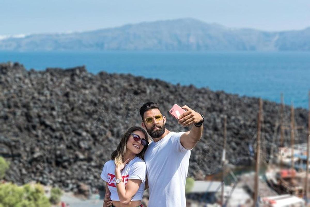 muž a žena pózují pro fotografii