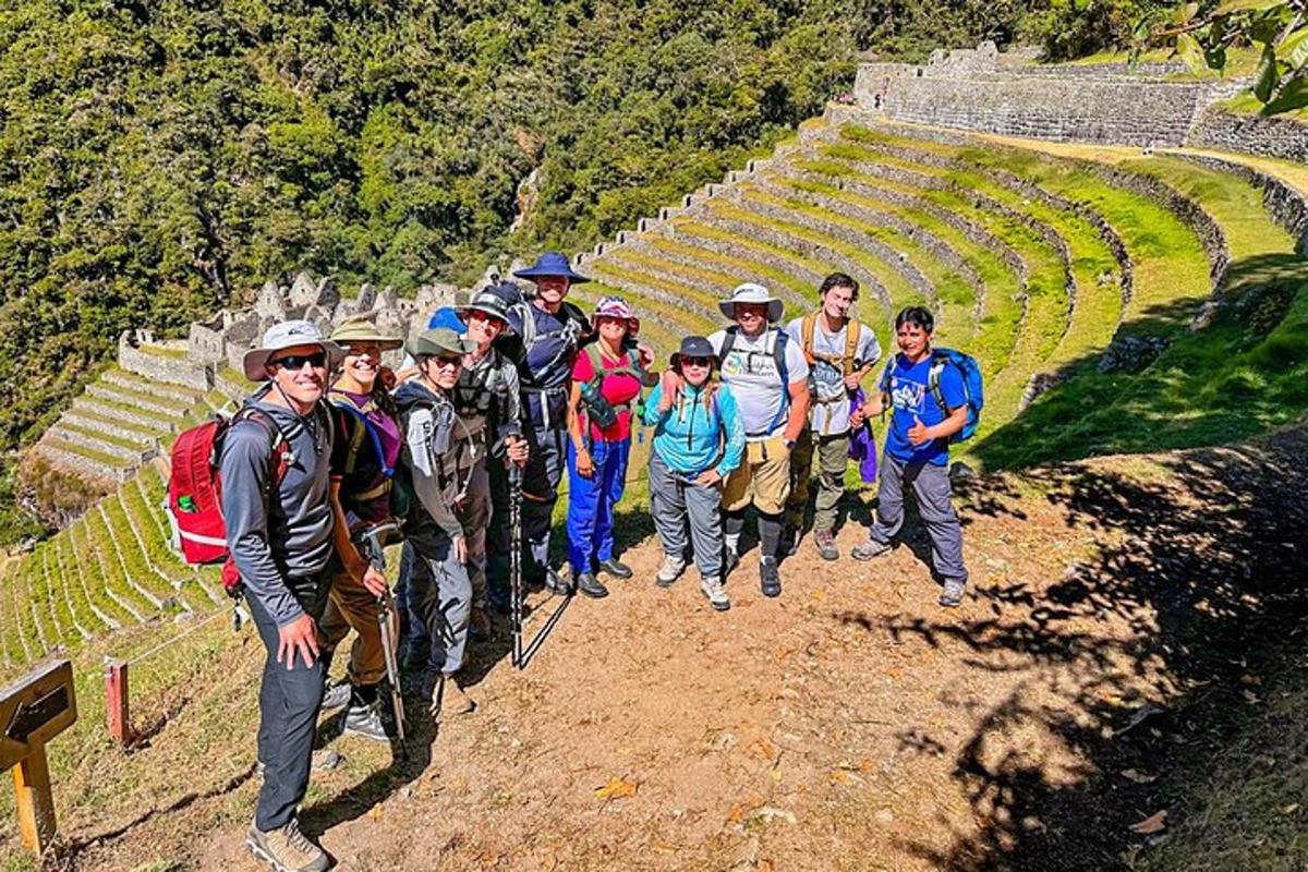 um grupo de pessoas caminhando por uma trilha em um anfiteatro