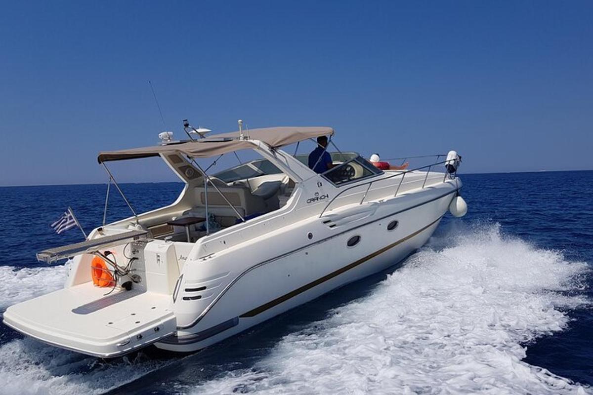 un vaixell blanc a l'aigua de l'oceà