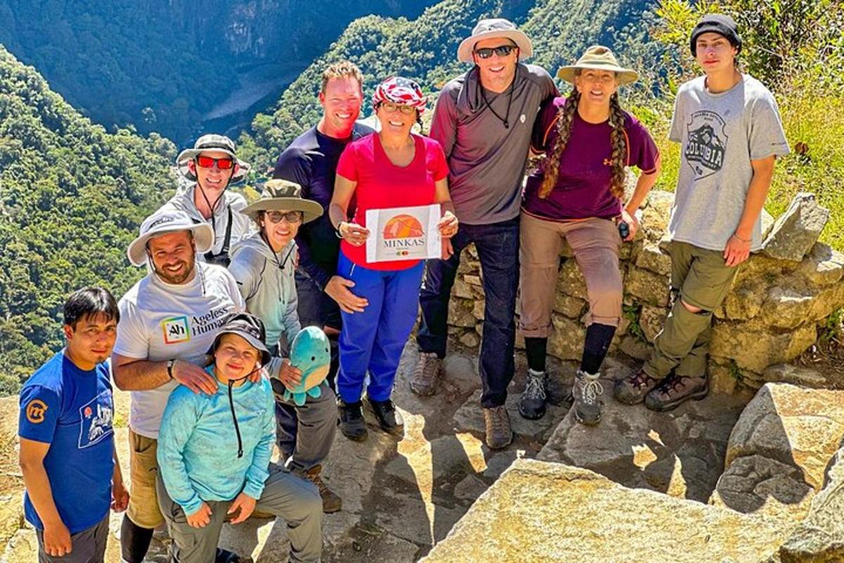 um grupo de pessoas posando para uma foto em uma montanha