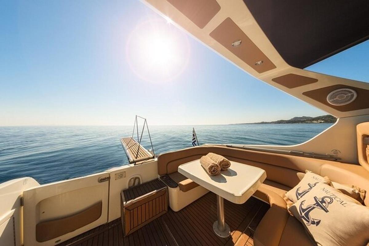uma vista do convés de popa de um barco