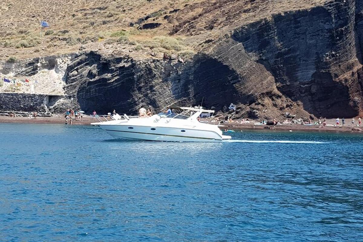 un vaixell blanc a l'aigua prop d'una platja