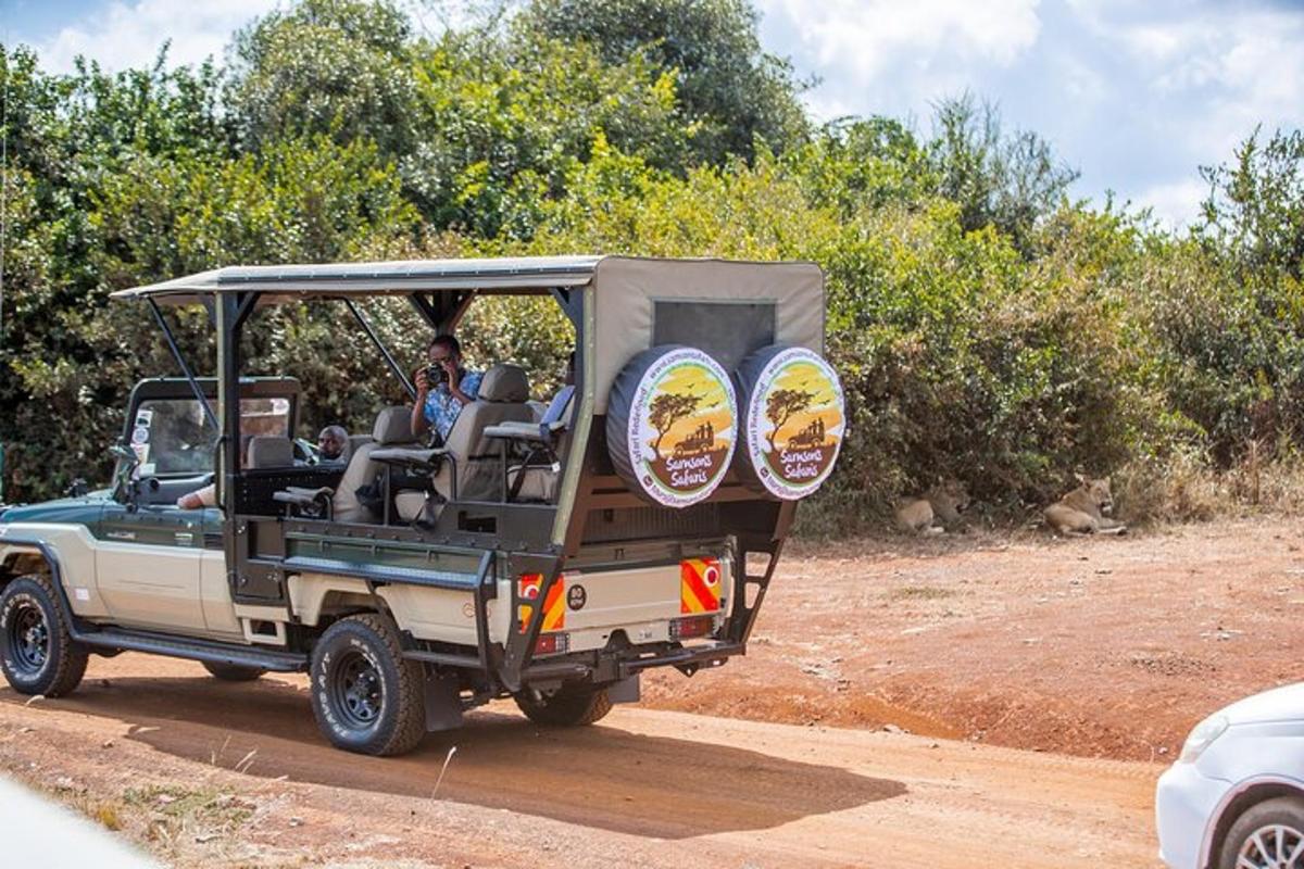 un veicolo da safari che percorre una strada sterrata