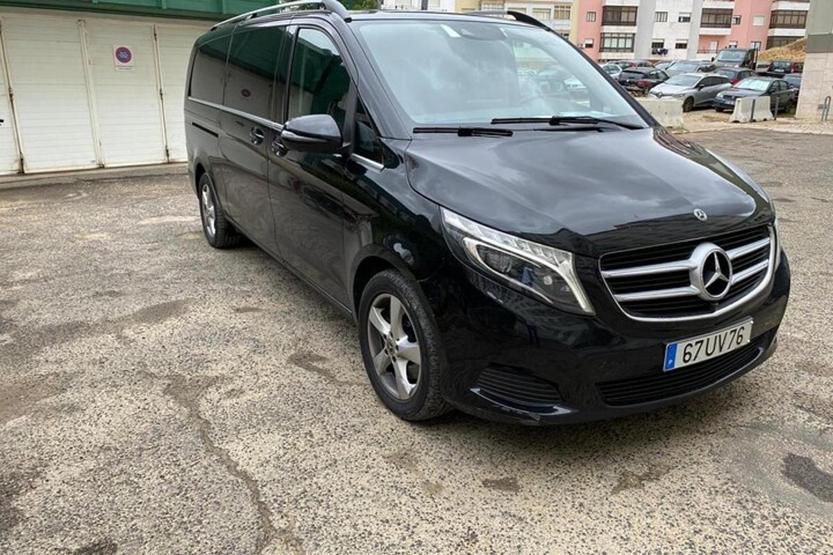crni kombi parkiran na parkiralištu