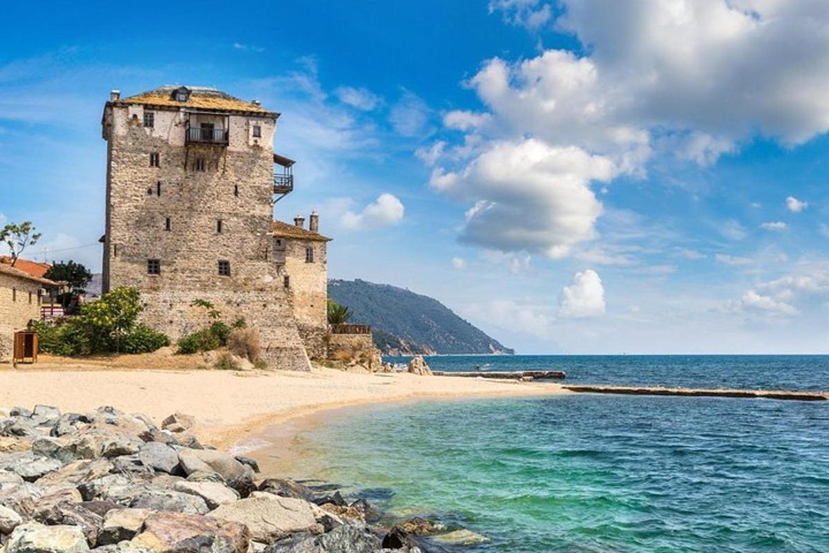 Un antiguo faro en una playa cerca del agua