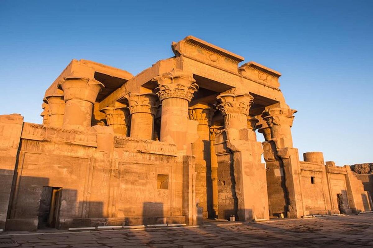 un antico edificio con colonne ai lati