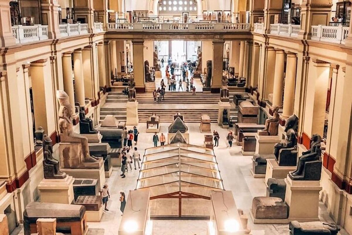 Una vista de un museo con gente caminando en un edificio.