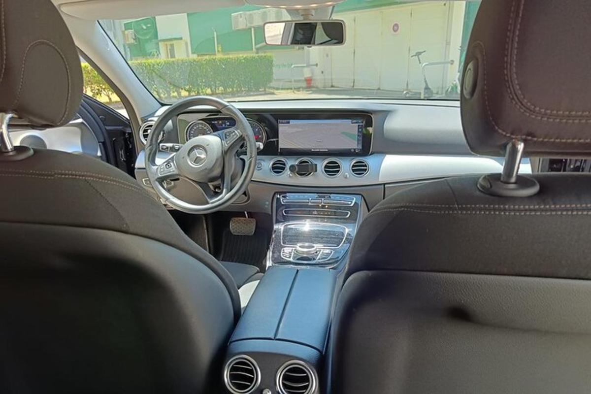pogled na nadzornu ploču automobila