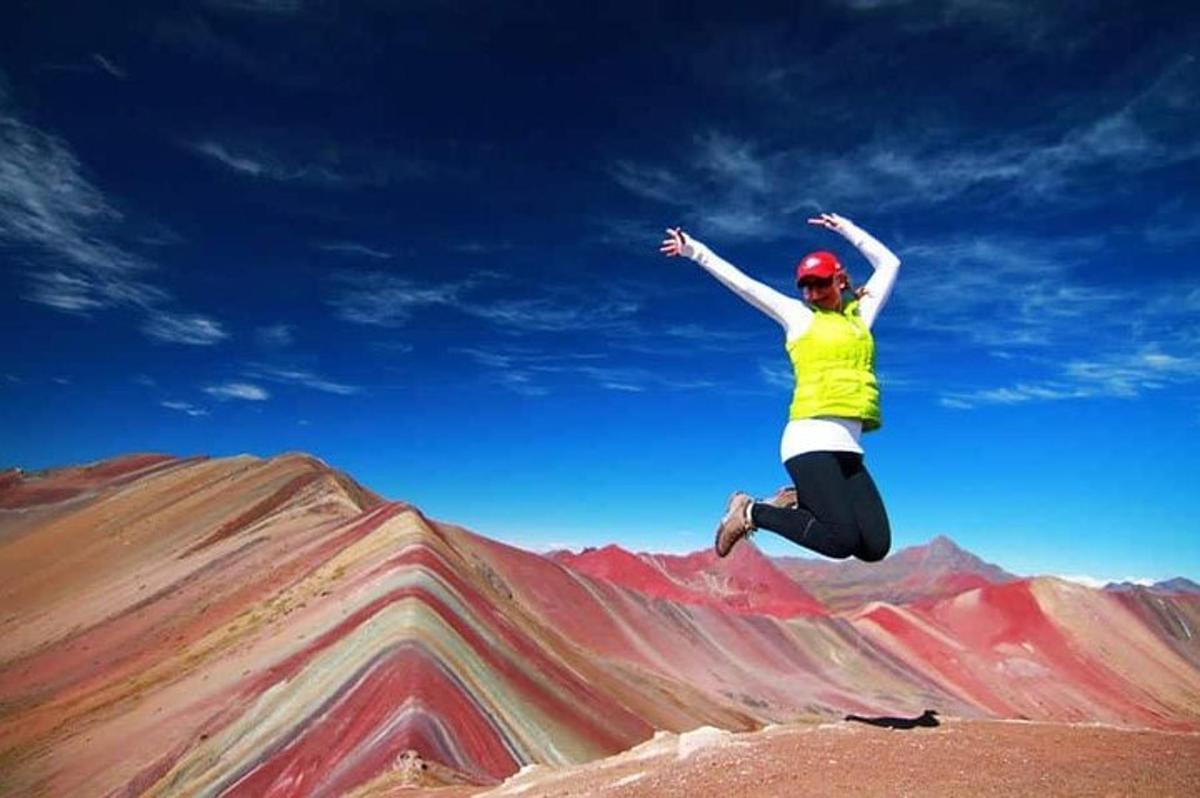 een vrouw die over een berg in de lucht springt