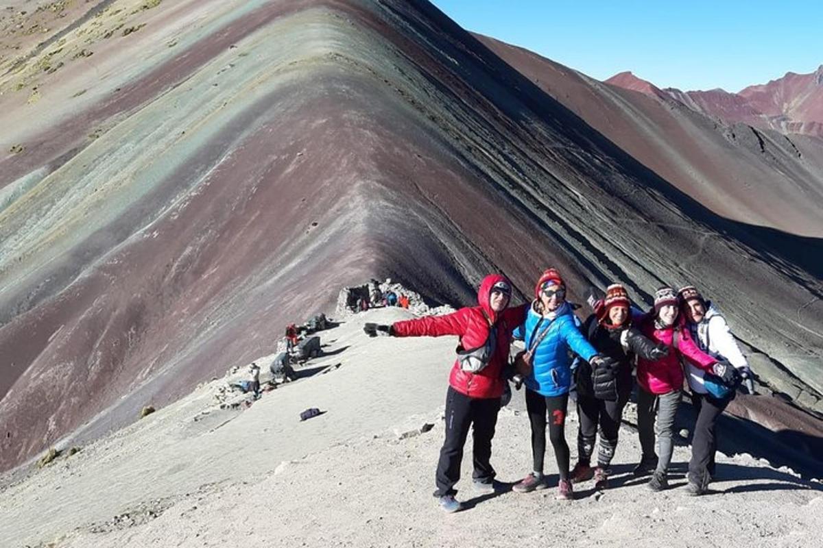 sekumpulan orang yang berdiri di puncak gunung