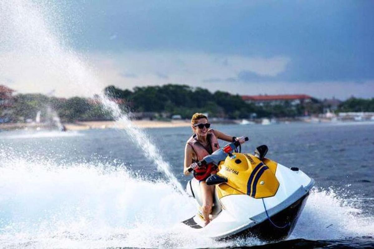 một người đàn ông đang cưỡi mô tô nước trên mặt nước
