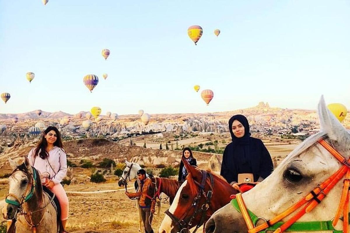 Un grupo de mujeres montando a caballo y en globos aerostáticos.
