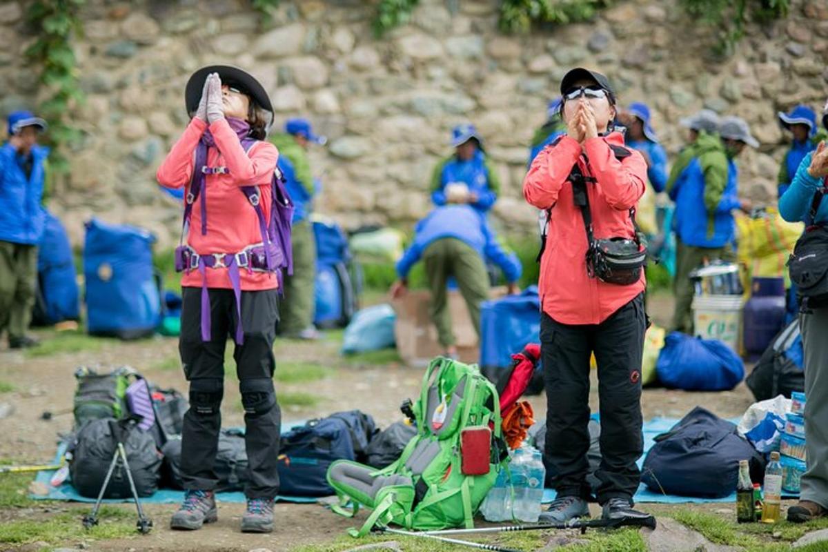 un grup de persones fent fotos amb els seus telèfons mòbils