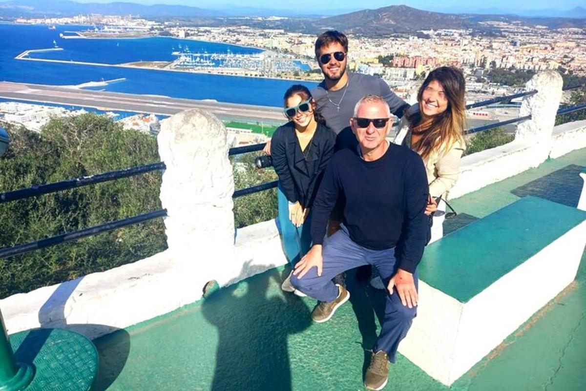 un grup de persones posant per a una foto en una cornisa