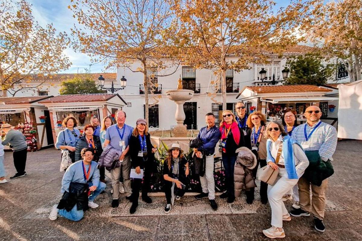 un grup de persones posant per a una foto davant d'un edifici